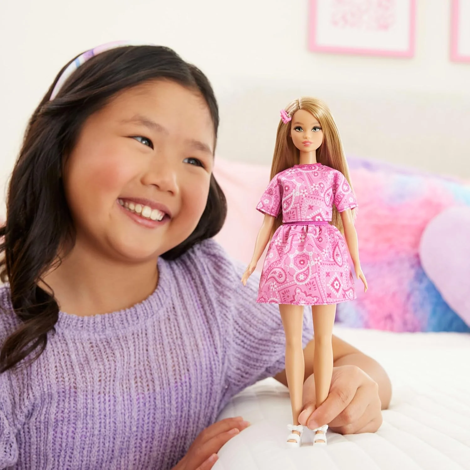 Barbie Fashionistas Style Doll #249 with Blonde Hair, Wearing Pink Paisley Skirt, Pink Paisley Shirt, White Platform Sandals, JJN62 - Image 6