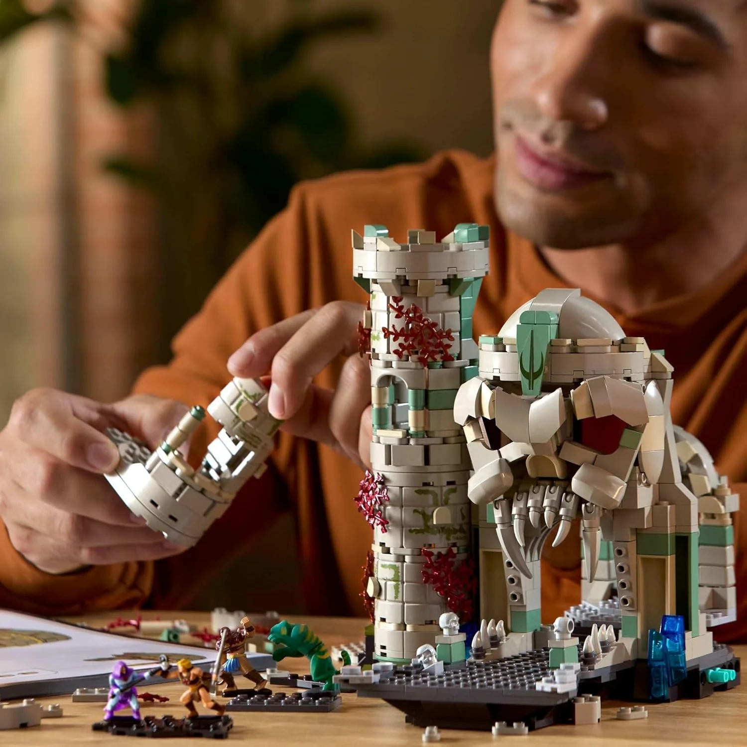 Mattel Brick Shop Masters of the Universe Building Set, Battle of Castle Grayskull with 867 Pieces and 16 Figures, Adult Collectors and Ages 13+ , JMB32 - Image 6