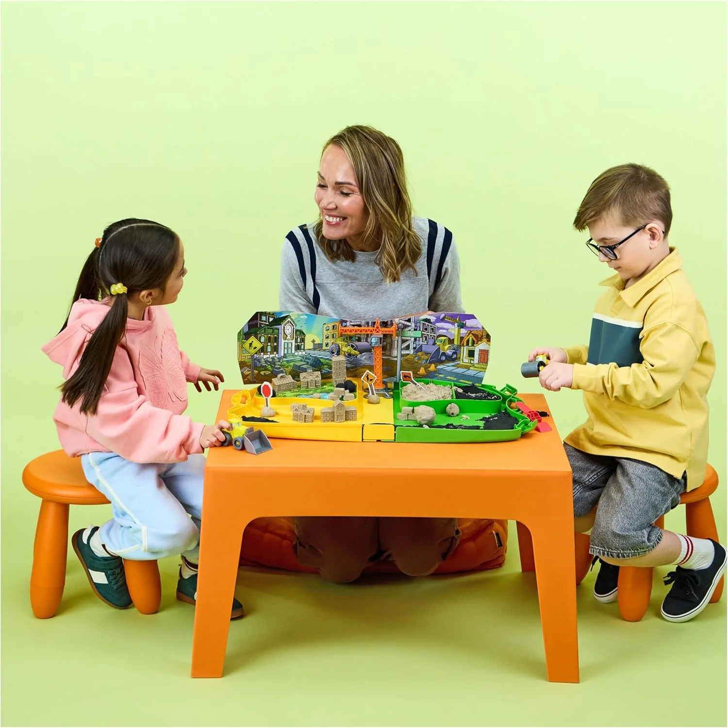 Kinetic Sand Deluxe Baustellen-Koffer ‒ mit 794 g kinetischem Sand aus Schweden, erfüllt alle geltenden Sicherheitsrichtlinien, Indoorspiel mit Baustellenfahrzeugen und Zubehör, für Kinder ab 3 Jahren - Image 2