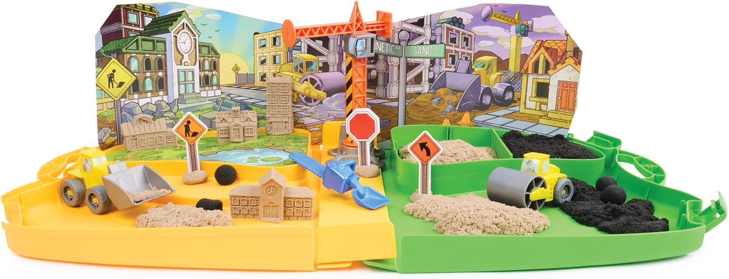 Kinetic Sand Deluxe Baustellen-Koffer ‒ mit 794 g kinetischem Sand aus Schweden, erfüllt alle geltenden Sicherheitsrichtlinien, Indoorspiel mit Baustellenfahrzeugen und Zubehör, für Kinder ab 3 Jahren - Image 3