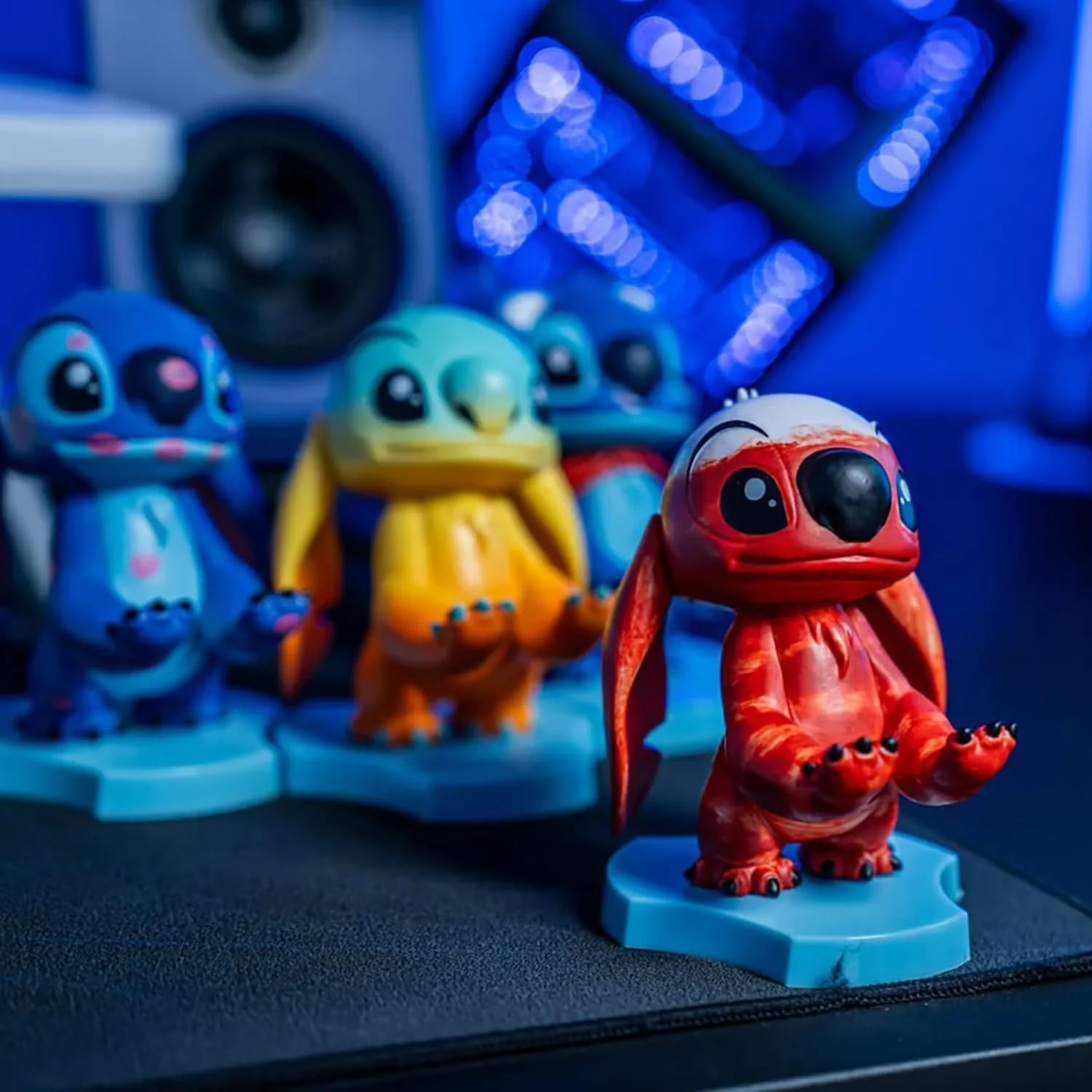 Exquisite Gaming: Holdems: Lilo & Stich - Sunset Stitch - Ohrhörer- & Handyhalter, Kabel-Guys Ständer, Mini-Sammlerstücke mit Drehung, lizenzierte Figur - Image 3