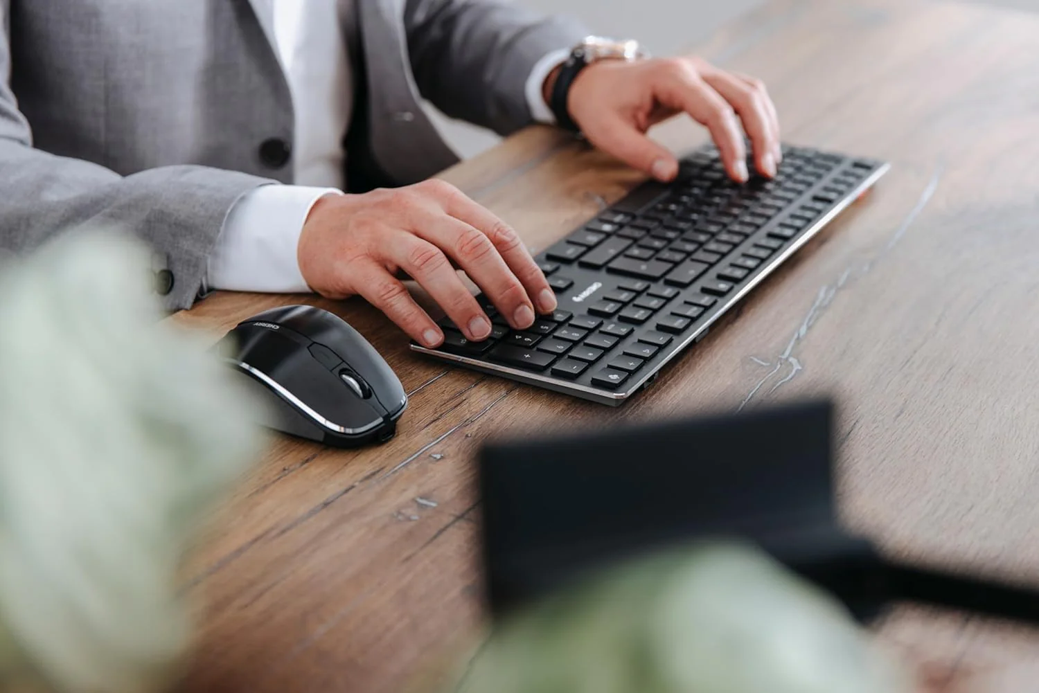 CHERRY MW 8C ERGO, wireless and rechargeable mouse, ergonomic right-handed mouse, Bluetooth® or radio connection, AES-128 encrypted, high-precision sensor - Image 6