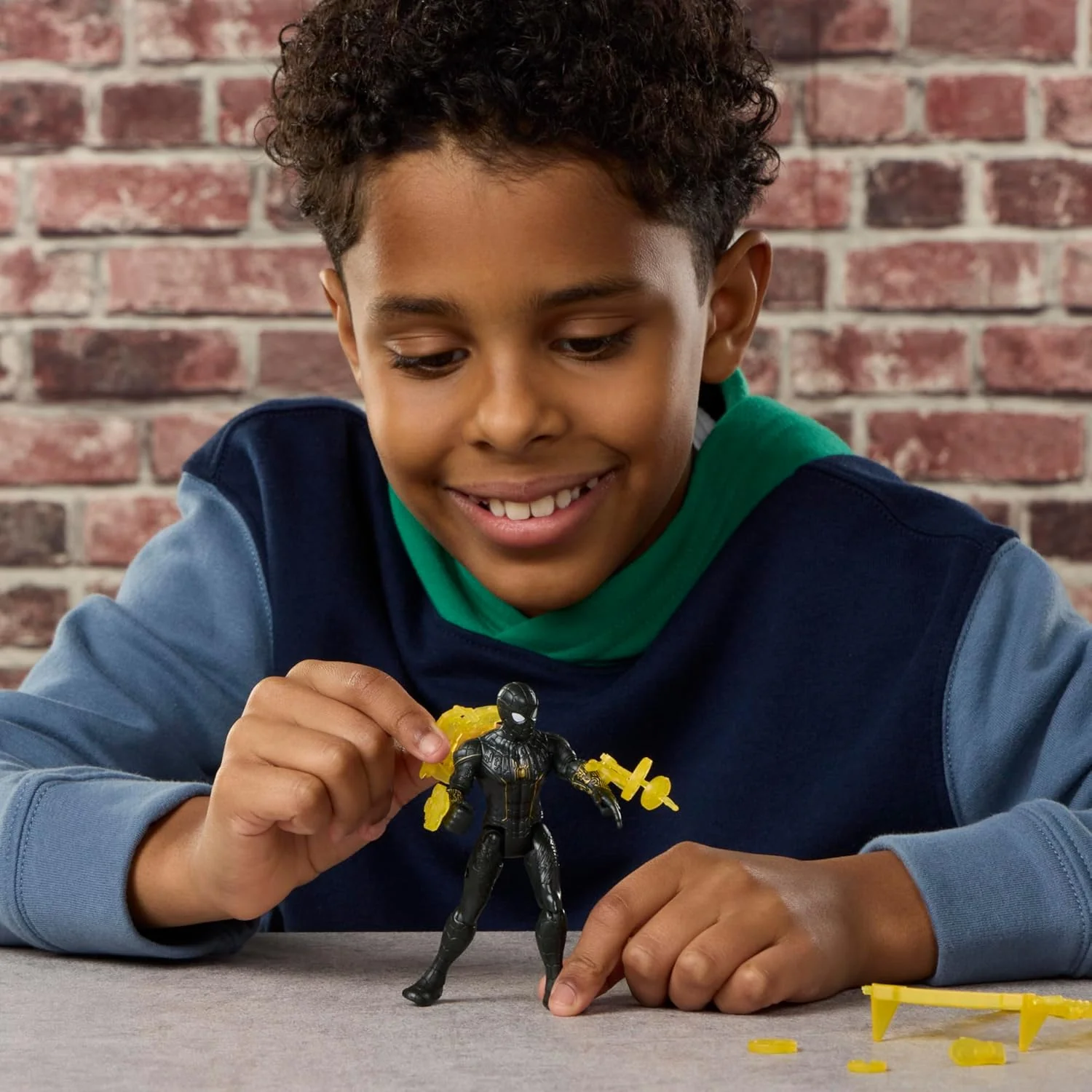 Marvel Studios Spider-Man: Far From Home ActionVerse Black & Gold Suit Spider-Man 4.5-Inch Action Figure & Accessories, Reusable Accessory Rack, 4+ - Image 3