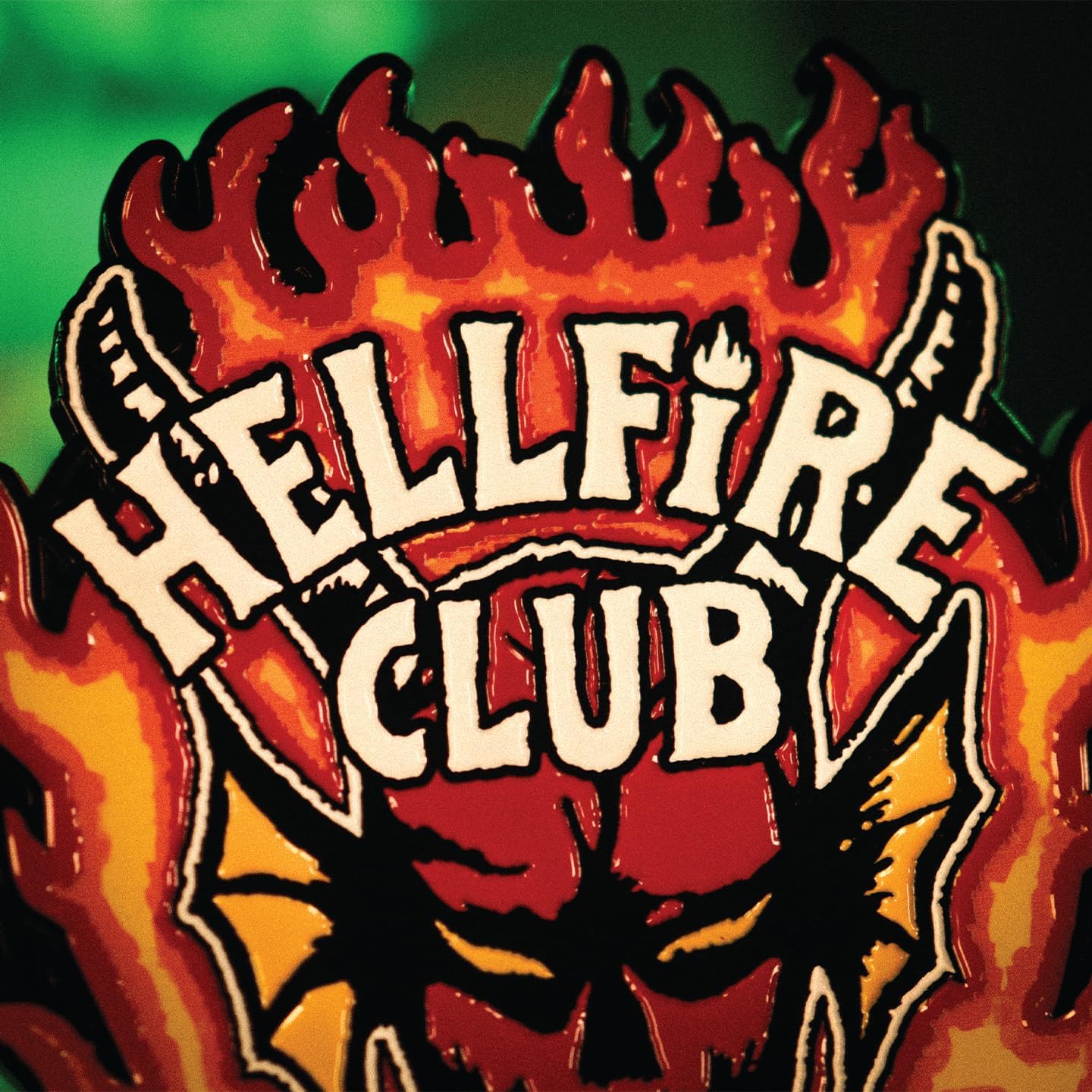 FaNaTtik Stranger Things Hellfire Club Medaillon - Offiziell lizenzierte limitierte Auflage aus Metall zum Sammeln und Ständer - Image 2