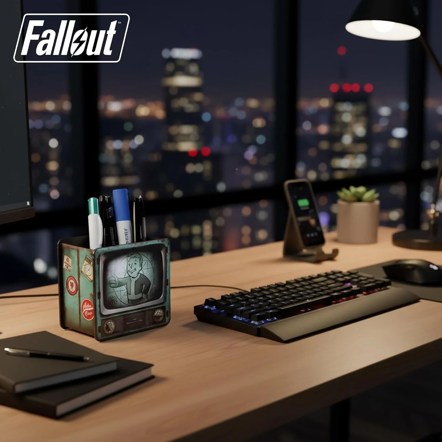 FaNaTtik Fallout Desk Tidy - Organizer da scrivania per TV con licenza ufficiale Vault‑Tec Retro con Vault Boy, portapenne e portapenne in MDF per giochi o ufficio - Image 7