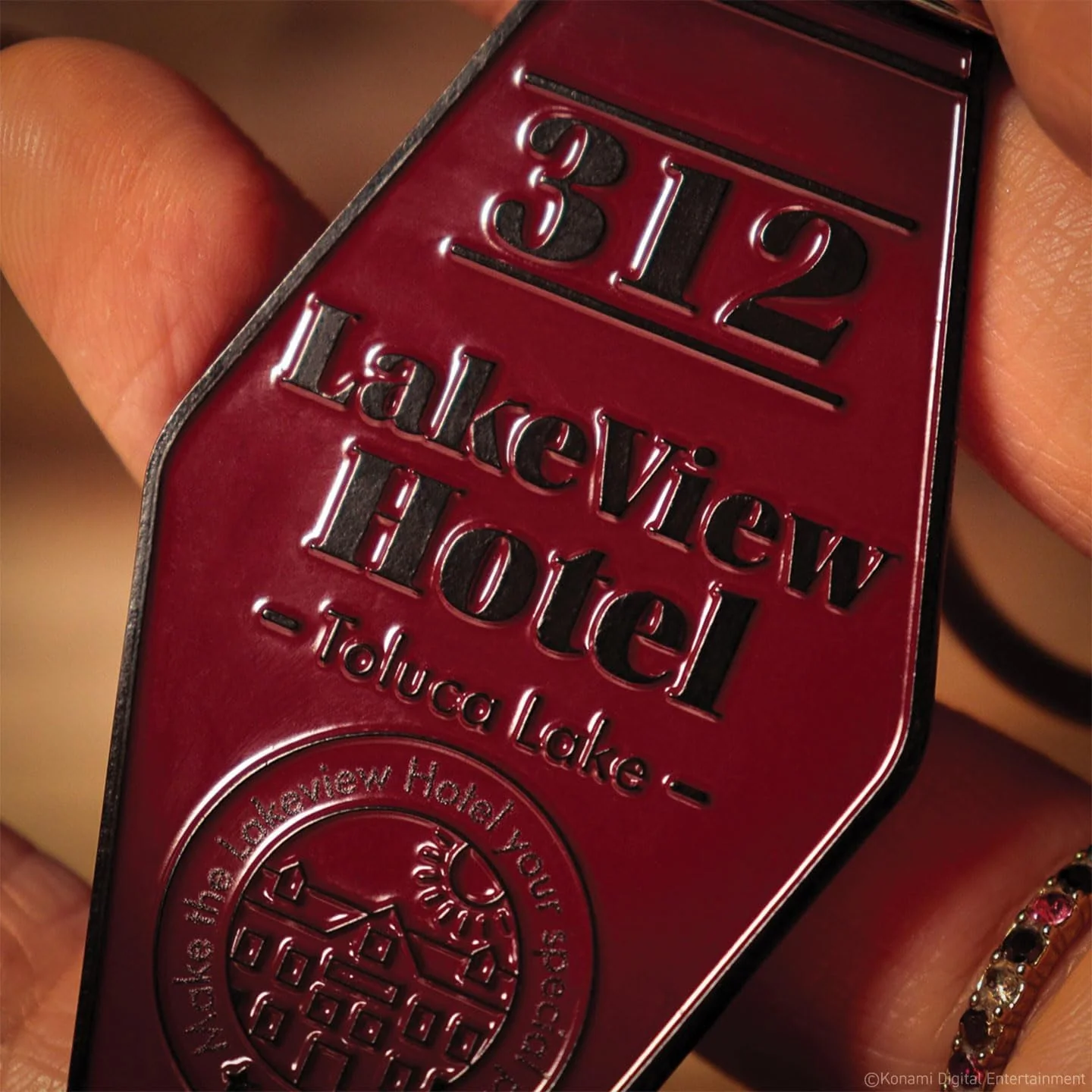 FaNaTtik Silent Hill 2 Lakeview Hotel Room 312 Schlüsselanhänger - Limitierte Edition Rot Emaille Metall Tag mit "Waiting for You" Nachricht - Individuell nummeriertes Sammlerstück - Image 5