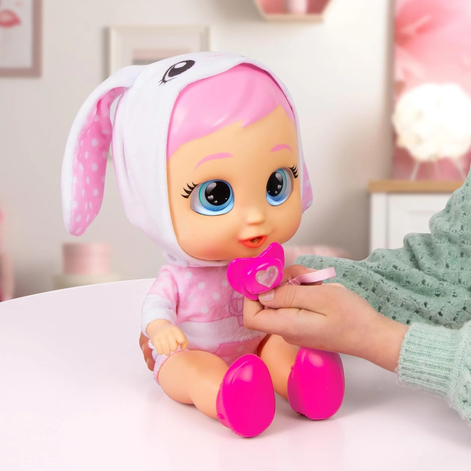 CRY Babies Coney Interaktive Puppe Hilf Coney bei ihren ersten Schritten – sie gibt über 10 Laute und Reaktionen von Sich und kann leuchtende LED-Tränen weinen. Kinder ab 3 Jahren. - Image 4